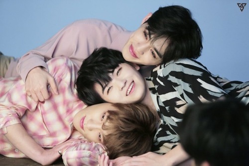 164cm-of-talent:Photo concept: lets take the maknae, stack on the person who looks most like a makna