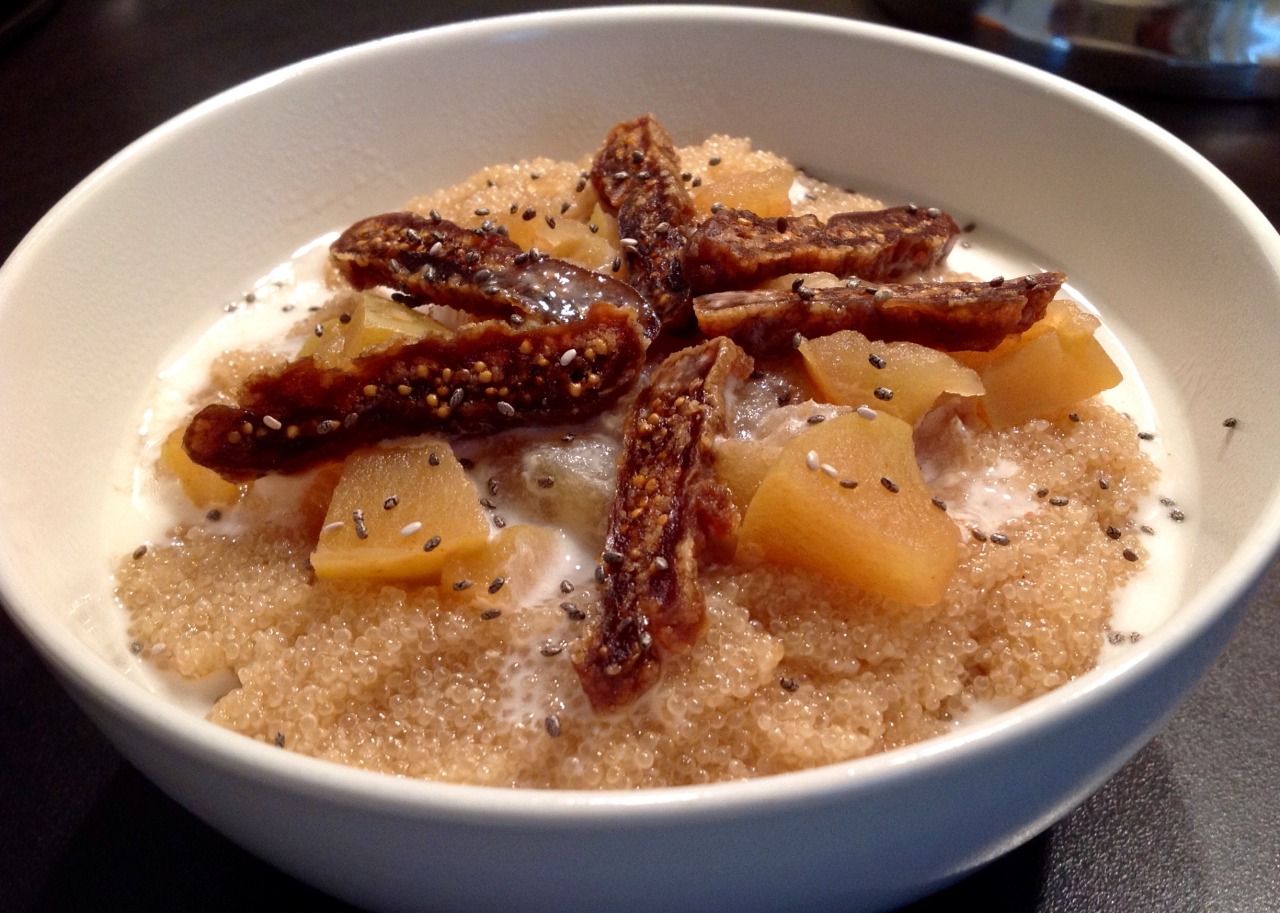 healthy yummy breakfast — Amaranth-Porridge mit Apfel-Zimt-Kompott