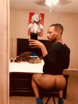 yeauxdaddy:  debonairgotjuicestill:Brown boi  Fuck he slim thick 