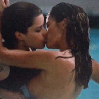 ironyouthcollector: Denise Richards kissing Neve Campbell