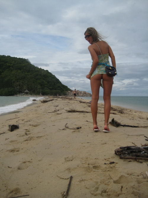 exhibitionistssluts5: A slut on the beach!