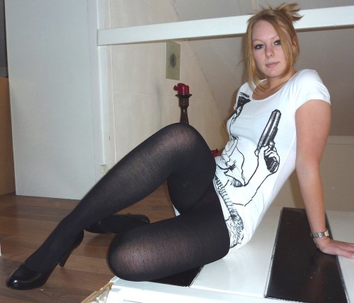 Tasty looking blonde amateur in wool tights!