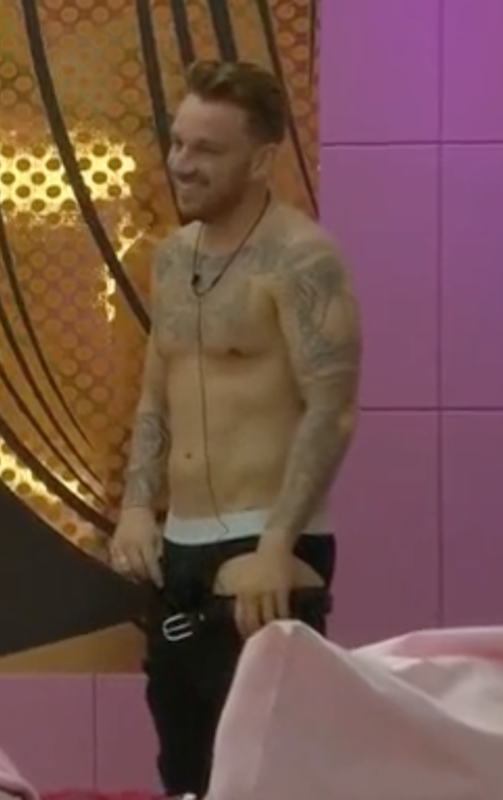 malecelebunderwear:  Courtesy of fmforums. Shitty quality but finding out that Jamie