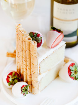 fullcravings:White Cake with White Wine Buttercream