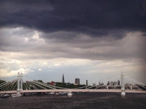 Now.. #london #skies #dark #river #thames (at Battersea Bridge)