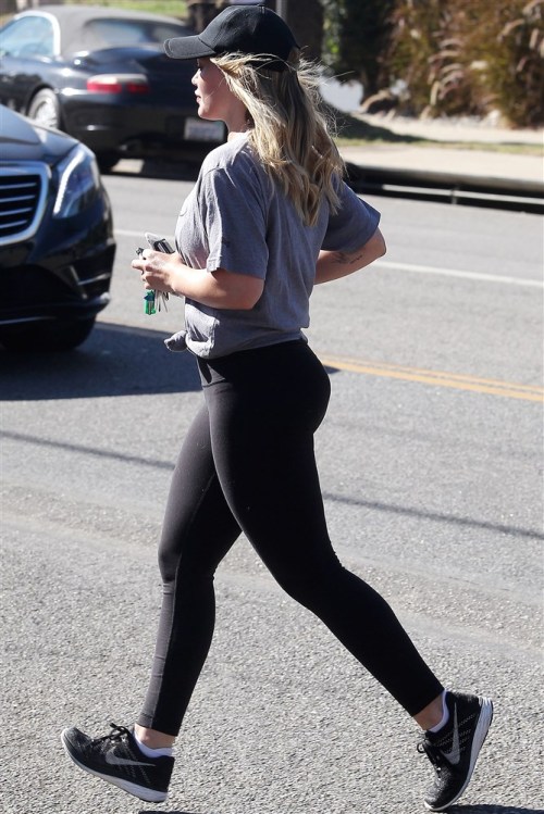 Porn photo celebtights:Hillary Duff gigantic ass in