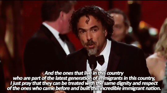 cloudhair:sandandglass:Alejandro González Iñárritu accepts the Best Picture award