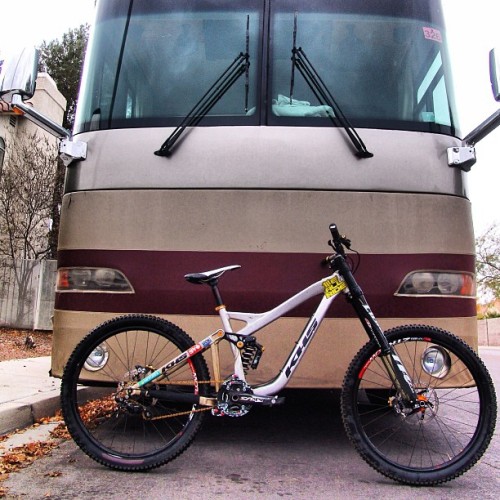 bikemech: khsfactoryracing:  @khsbicycles we love what we do! #650b #coach #khsbicycles #khsfactoryr