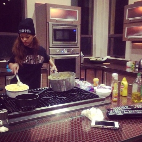 Happy Thanksgiving TB &amp; RN! I wonder if Rihanna is throwing it down in the kitchen today and if 
