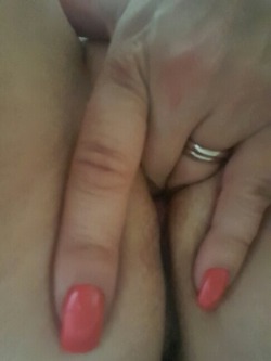 princessmilf123:  Can you see my new nails?🙈.