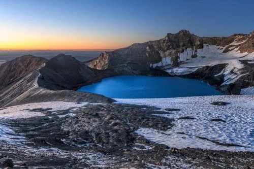 Crater Lake - Mount Ruapehu volcano on the north island of New Zealand #travel #beautiful #viajes #v