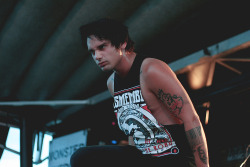 night-cr4wlers:  Zach Johnson of I See Stars @ Vans Warped Tour Tinley Park, IL by Ashley Erdman on Flickr 