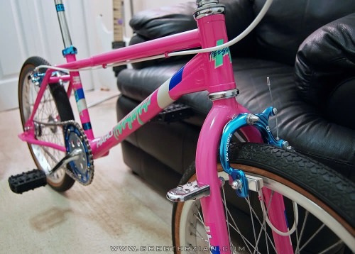 planetbmx:  Original pink Haro Sport! I’m thinking it is 1986ish. This is my dream old school bike. 