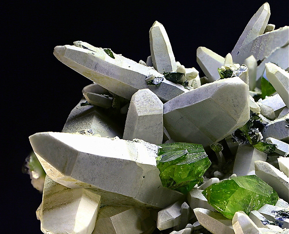 underthescopemin:  Titanite, Quartz (Var: Rock Crystal) Wonderful paragenesis: