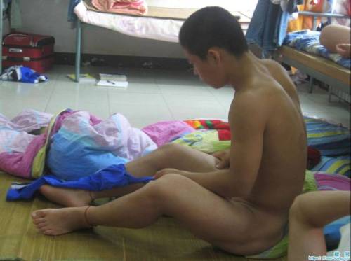 Porn Pics taiwanboyslove: 男生宿舍 追蹤並轉格，每超過一千人次發布獨家網紅未外流照片喔。