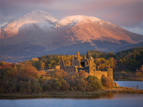 spgent:  pagewoman:  Kilchurn Castle, Loch Awe, Argyll, Scotland  by Dennis Hardley  ye may bury me heart right there 
