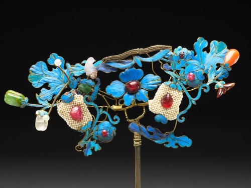 19th century Chinese Kingfisher HairPin of gilt filigree, with seed pearls, semi-precious stones, an