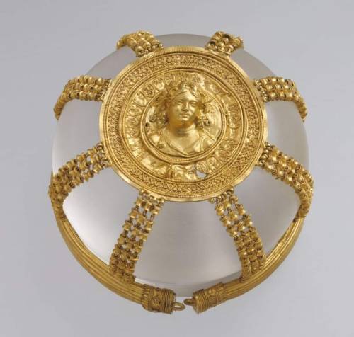 blondebrainpower:  Hellenistic gold openwork hairnet with medallion, Greece, 200-150 BC.