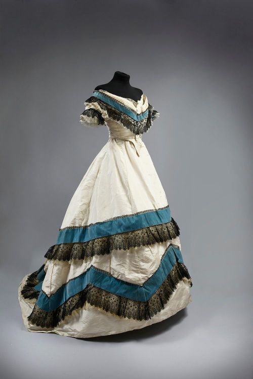 Ball gown ca. 1865-69From Coutau-Bégarie via Interencheres