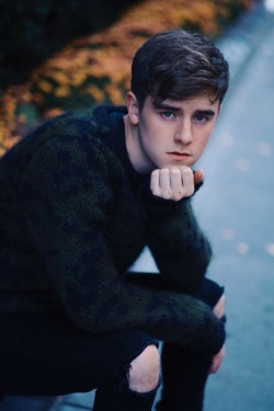 troyeistakingover:  Connor Franta cute pose