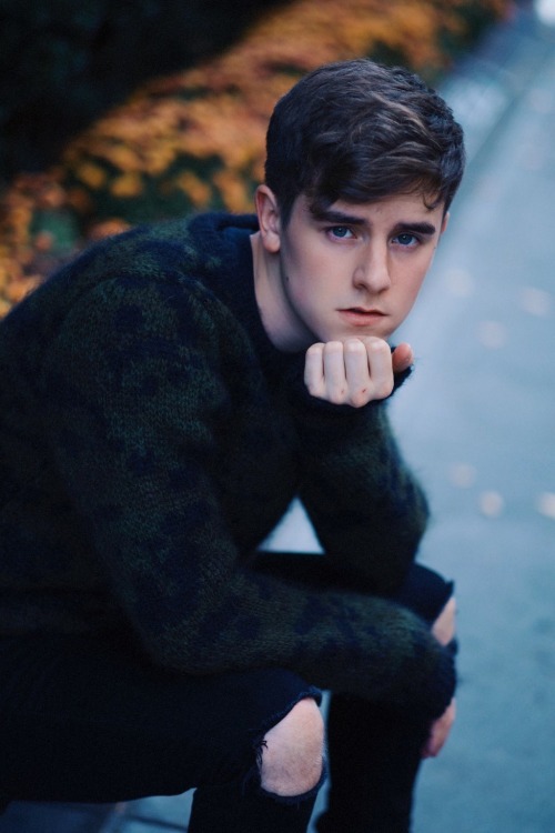 Porn troyeistakingover:  Connor Franta cute pose photos