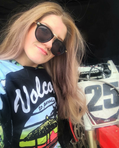 Fridays are for badass Moto chicks like the beautiful @juliana___mur