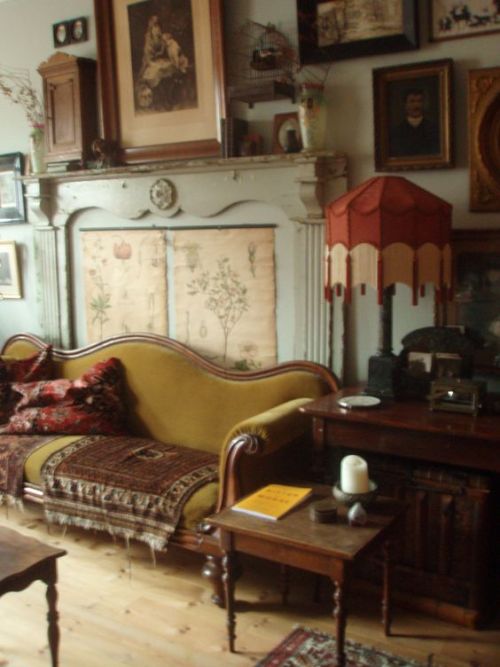 magicalhomestead:So lovely and vintage. Very chic granny style. 