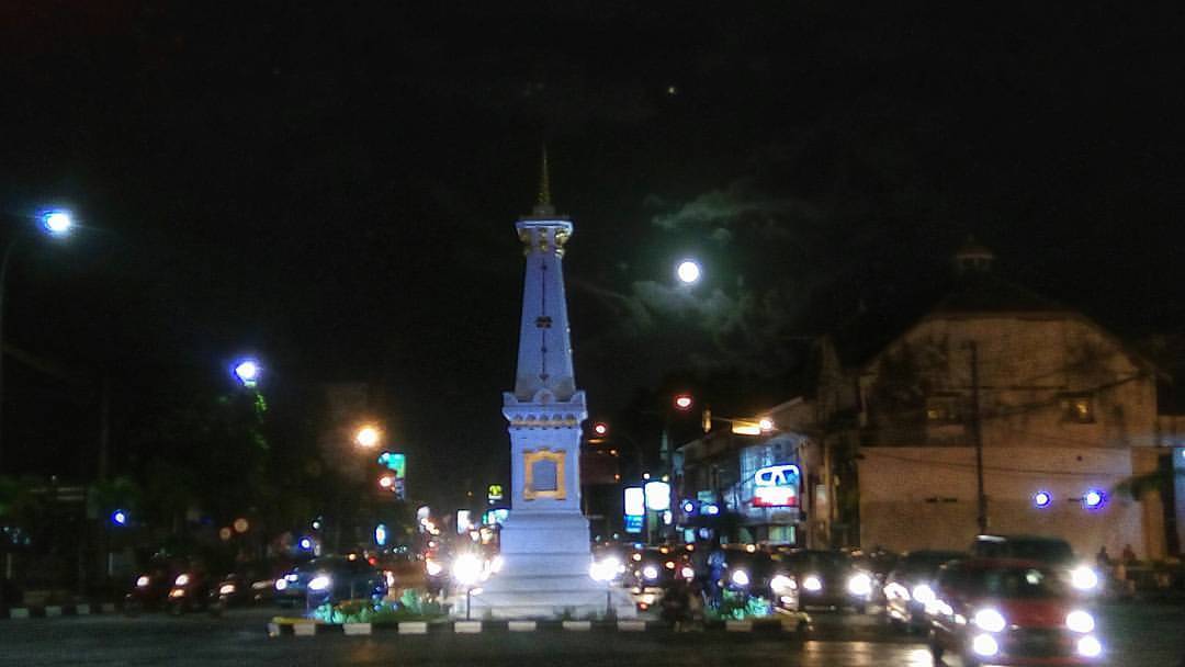 Melihat Purnama di sekitar Tugu Yogyakarta.
15 Dzulkaidah 1437 H.
#Bulan #Purnama #TuguYogyakarta #TuguJogja #Malam #BulanPurnama #15 #Dzulkaidah1437 #Yogyakarta #Jogja #Moon #FlashView #Flash2 #LetsMobigraph #FlashIndonesia (at Yogyakarta)