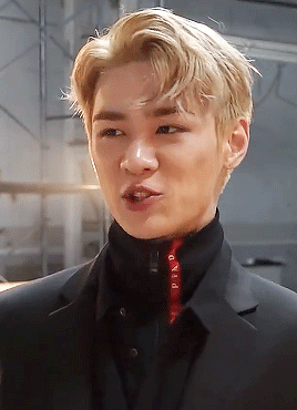 johnil: regular behind, wayv kun