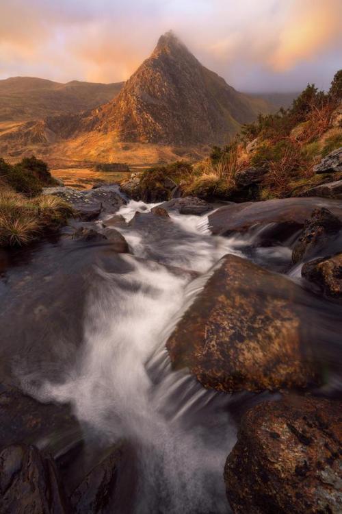 thebeautifuloutdoors:As the sun rises we have a chance at life again, live it, Took this at Tryfan, 