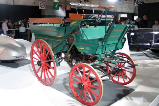 Carro criado pelo francês Édouard Delamare-Deboutteville em 1883