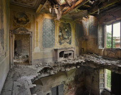 archatlas:    Orphans of Time Rebecca Bathory  A fashion photographer turned urban explorer has swapped modelling shoots for the allure of abandoned buildings. Rebecca Lillith Bathory, from London, travels around the world documenting haunting spaces