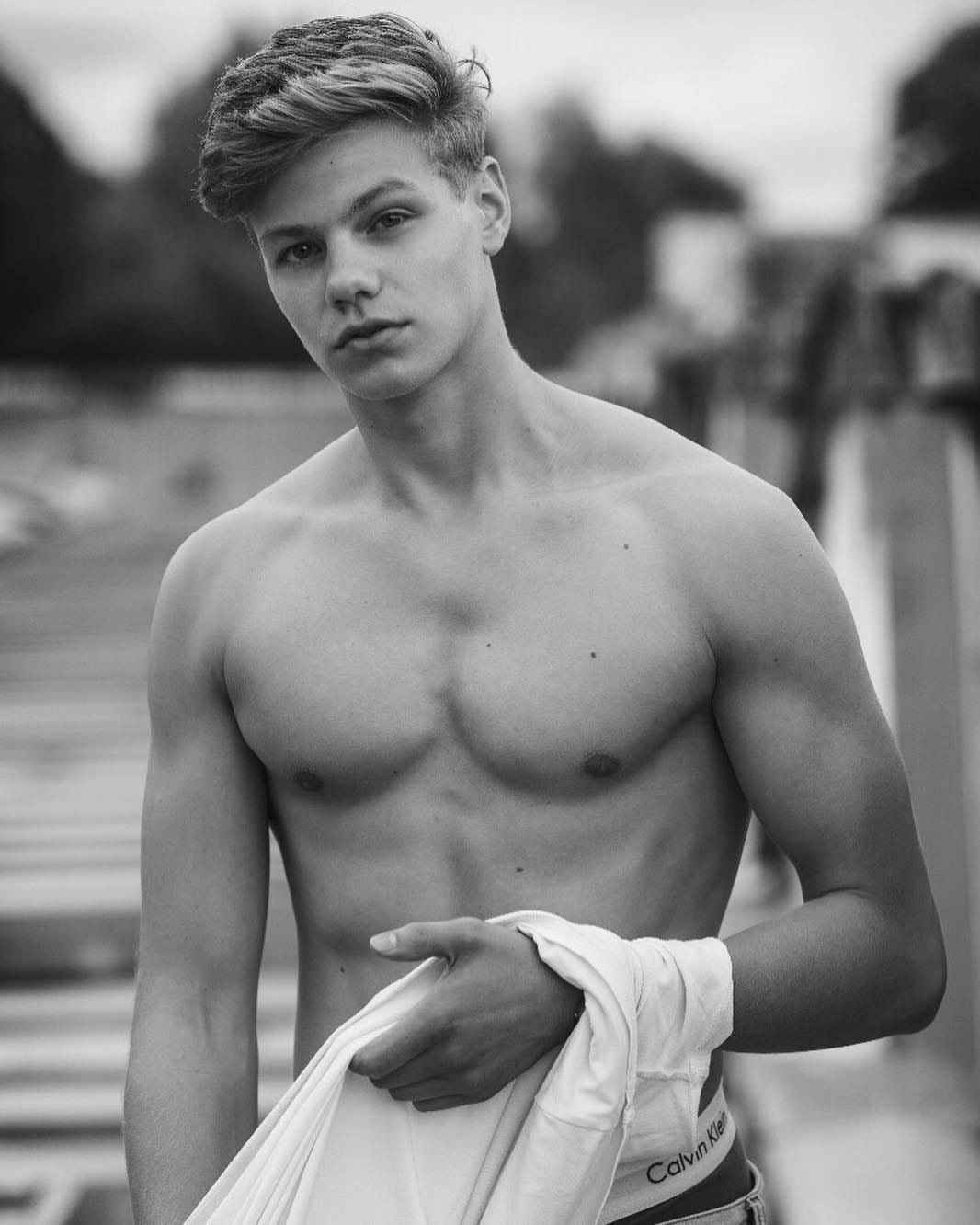 hotguyswithabsandpecs:Sexy boys 😍