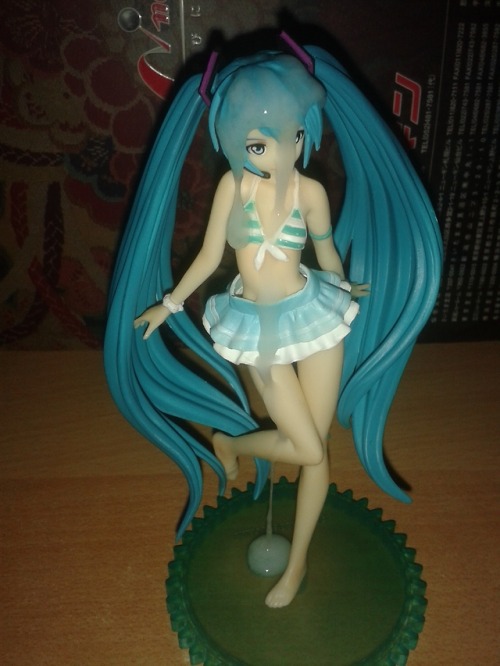 Sweet Swimsuit SOF for Hatsune Miku! I got tons of request for this, so at the end, I saved up and got this lovely Figure! Love “her”! “She” is so pretty! Too bad you can’t remove her skirt :( Btw, I plan to do many, many more SOF set