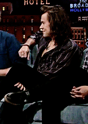 “single” Louis.  Lol Liam scratches nervously at his hand