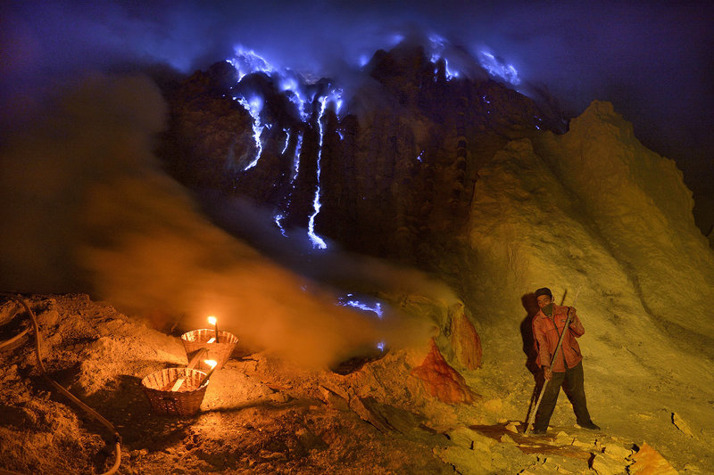 coolthingoftheday:  Indonesia’s Kawah Ijen is a volcano near East Java that erupts