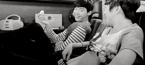 this-is-ganji-blog:  Lee Jong Suk just casually dipping his egg in salt… IN KANG