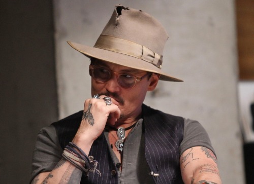 8 years ago, on this day (April 1), Johnny Depp attended the “DMG Creative Home” dialogue at the 798