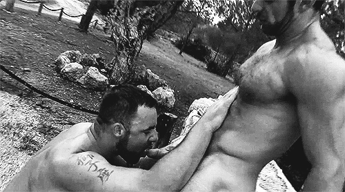 singletman:  muscler:  【Follow me】  This is so hot .  and he keeps pissing during his “spritz shower “ 