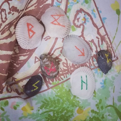 Some handpainted custom #runes that came loose in my bag today. This is the result. Gathered the sea