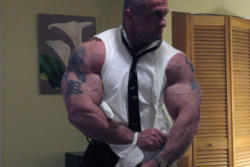 londonboy45:  &ldquo;Sleeves are for sissies.  These massive guns need to be seen!&rdquo;