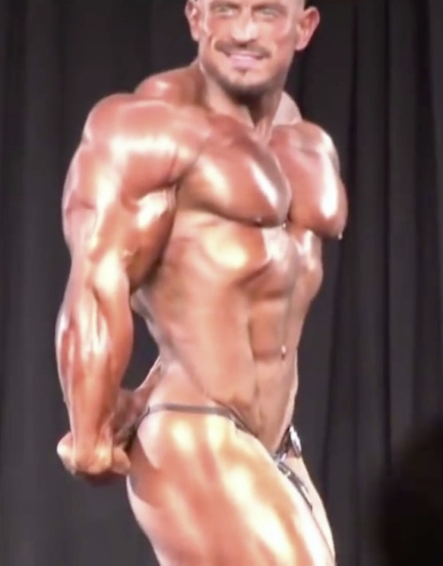 fatcockbigmuscle:muscleroidaddict:Marc AndradeHis poser is very tiny. Sad not his front