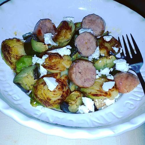 Top feed. #food #521calories #foodie #foodporn #foodofinstagram #instafood #instafoodie #cleaneating #brusselsprouts #zucchini #danishfeta #porksausage #healthy #powerfood #effyourbodystandards #effyourbeautystandards