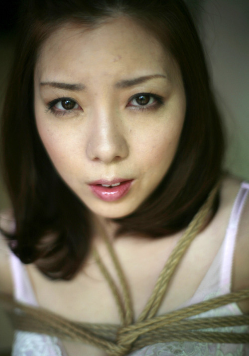 japanese-bondage-fetish-ero:  水沢真樹 縛り       (via TumbleOn)