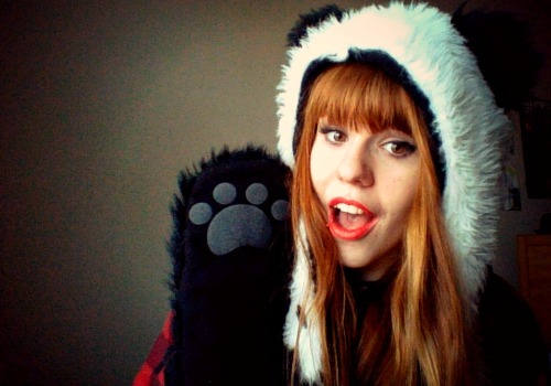 zrandomrawr:  It’s me! The girl with the panda hat and orange eyes O.O hi :3 