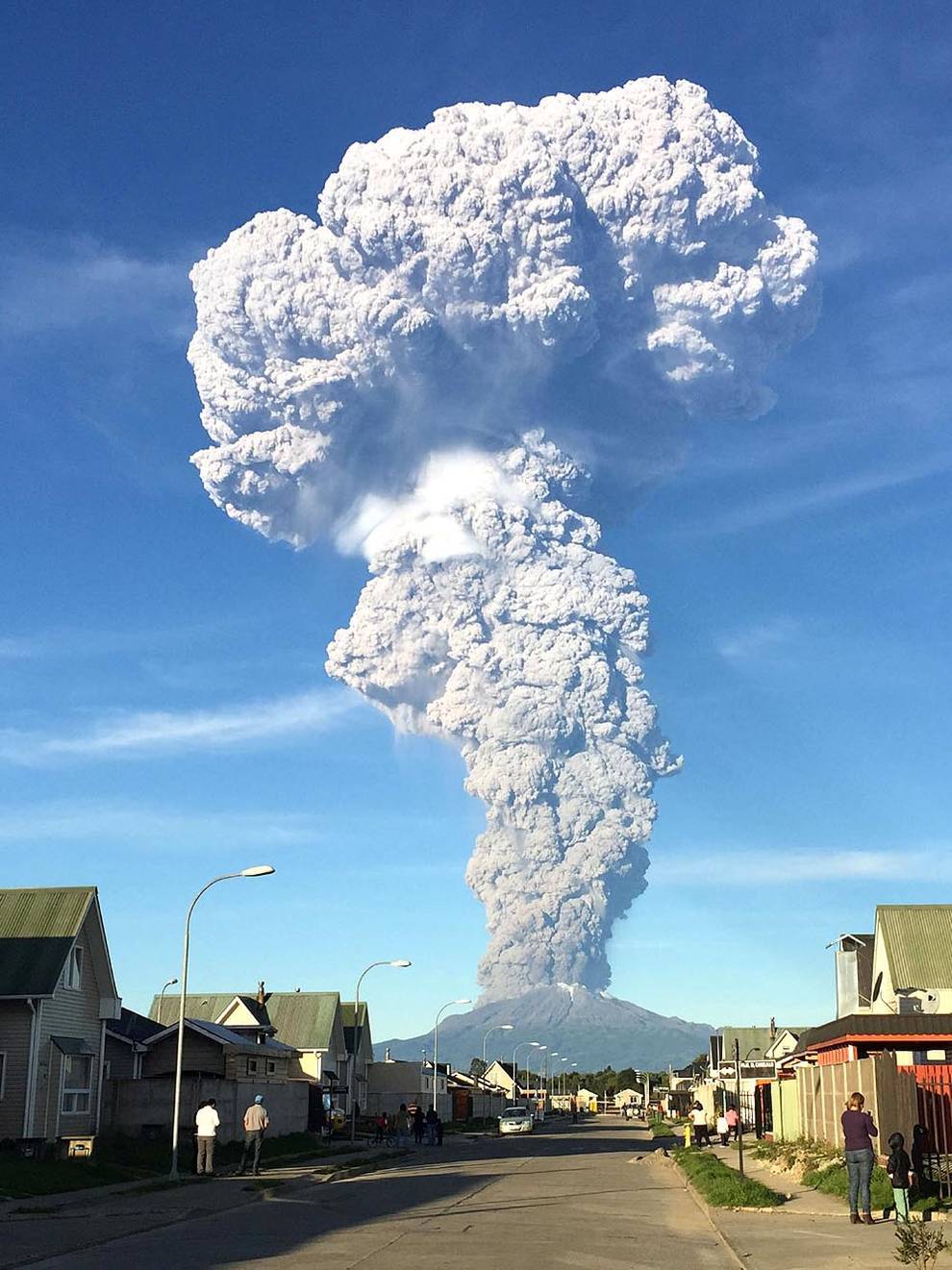 karlrincon:  Just wow!  An incredible photos of Chile’s Calbuco Volcano erupting. 