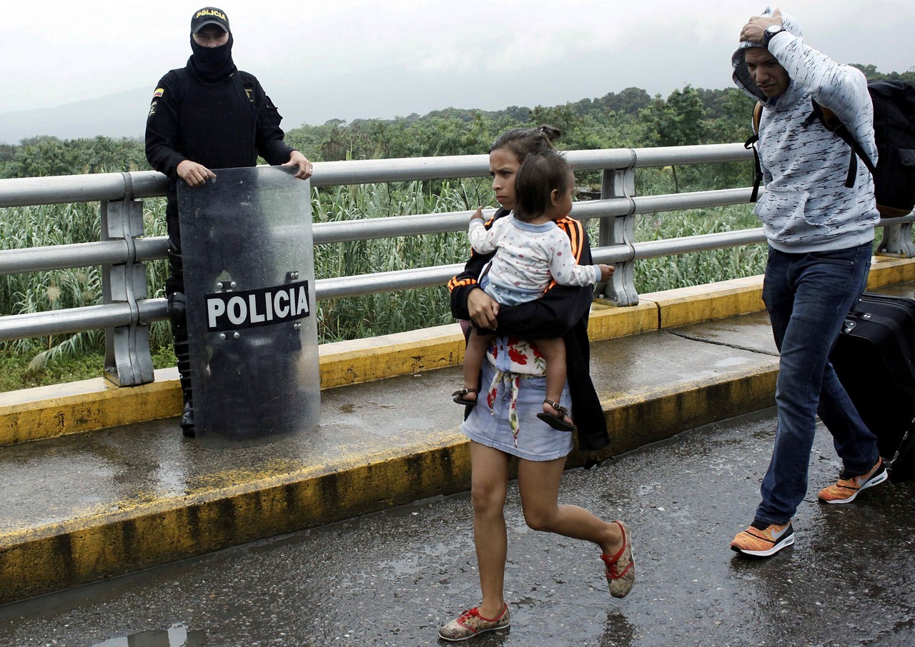 VENEZUELA. Un policía colombiano inspecciona la carne confiscada en un vehículo durante una operación militar en la frontera. Miles de personas para intentar cruzar de Venezuela a Colombia a través del puente internacional Simón Bolívar en Cúcuta. Si...