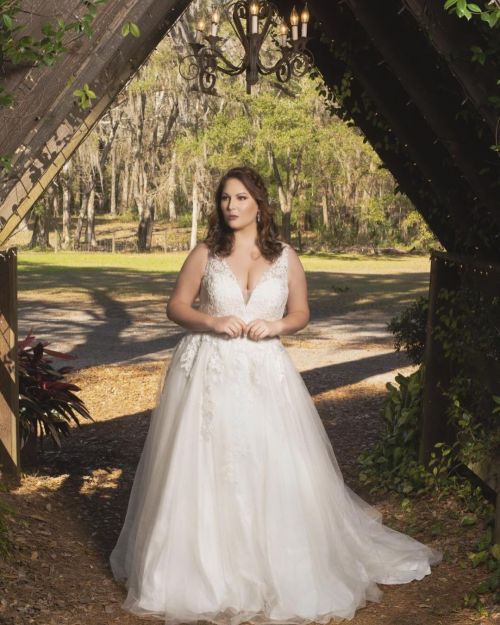 We love a little styled shoot action and today we are featuring a rustic barn wedding styled shoot. 