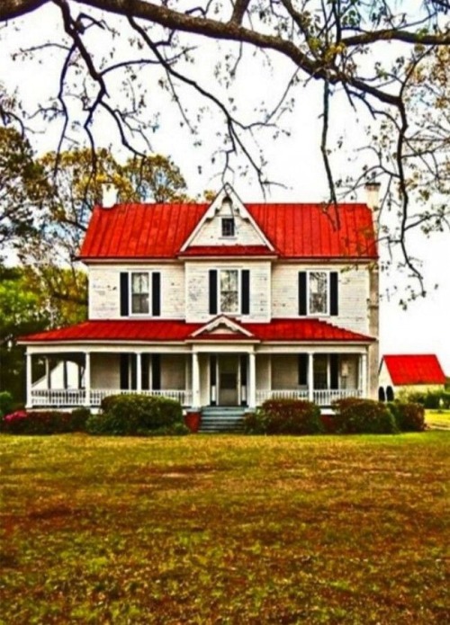 oldfarmhouse:Red Roof Farmhouse Friday Fave"sFor more info go to:oaks.com/