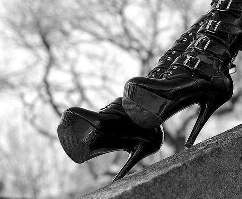 Sex obscene-scream-queen:  GOTHIC-ESQUE SHOE pictures